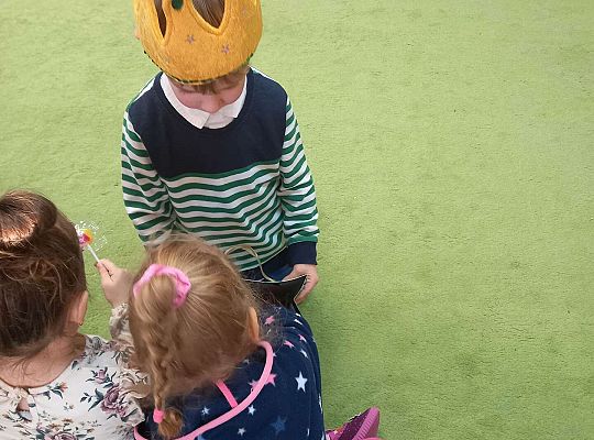 Patryk rozdaje dzieciom cukierki