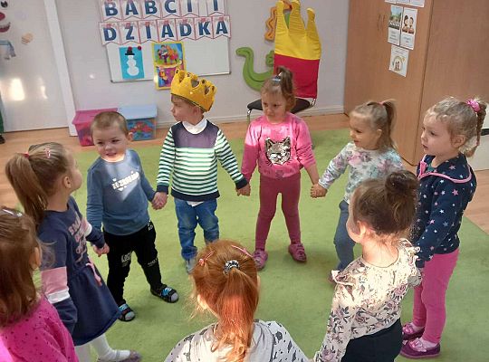 Dzieci śpiewają jubilatowi 100 lat