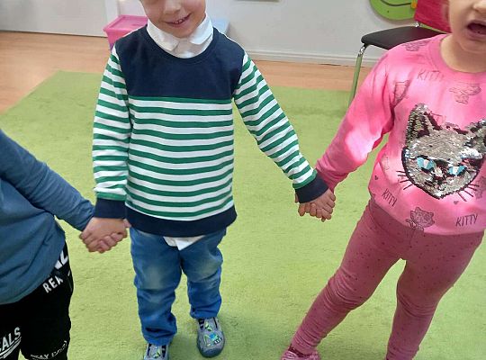 Dzieci śpiewają jubilatowi 100 lat