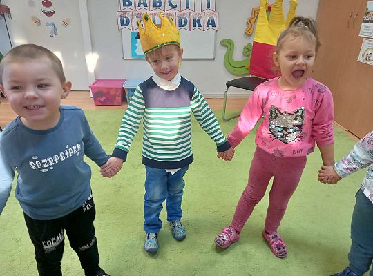 Dzieci śpiewają jubilatowi 100 lat