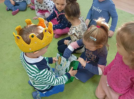 Patryk rozdaje dzieciom cukierki