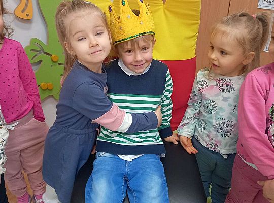 Dzieci składają Patrykowi życzenia