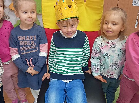 Dzieci składają Patrykowi życzenia