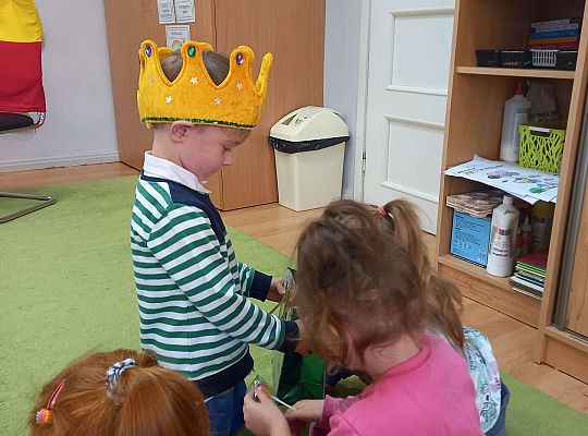 Patryk rozdaje dzieciom cukierki