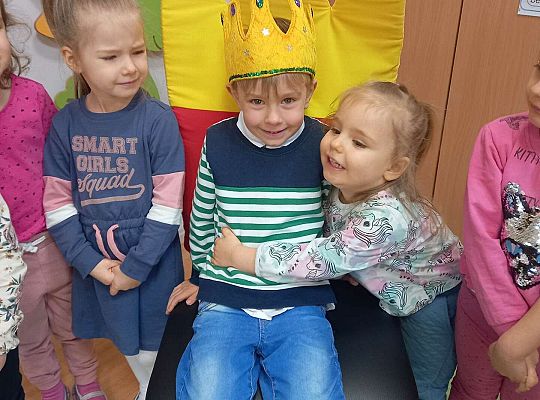 Dzieci składają Patrykowi życzenia