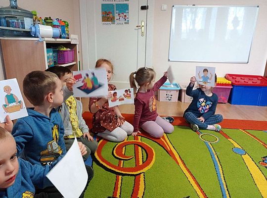 Dzieci pokazują obrazki z czynnościami