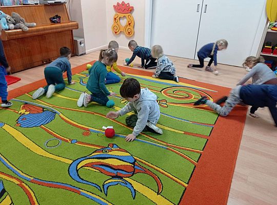 Dzieci turlają piłkę