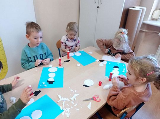 Dzieci wycinają kółka oraz przyklejają tak aby powstał bałwanek