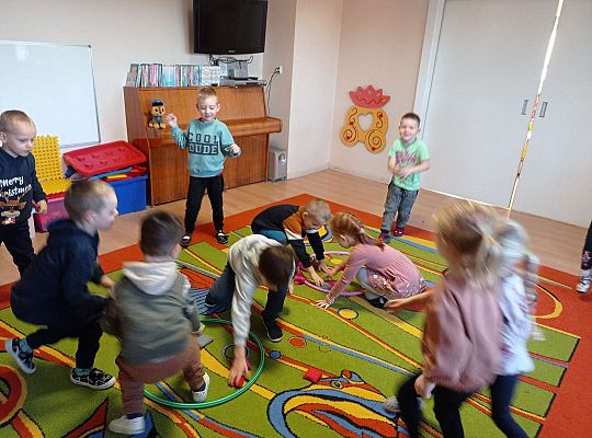 Dzieci ćwiczą z woreczkami