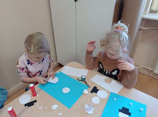 Dzieci wycinają kółka oraz przyklejają tak aby powstał bałwanek