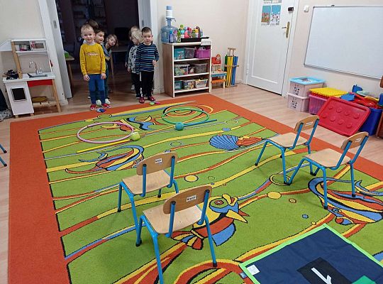 Dzieci uczestniczą w konkurencjach sportowych