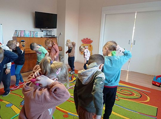 Dzieci ćwiczą z woreczkami