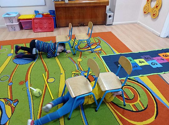 Dzieci uczestniczą w konkurencjach sportowych