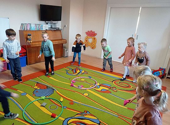 Dzieci ćwiczą z woreczkami