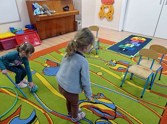 Dzieci uczestniczą w konkurencjach sportowych