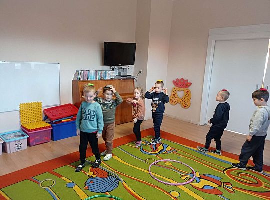 Dzieci ćwiczą z woreczkami