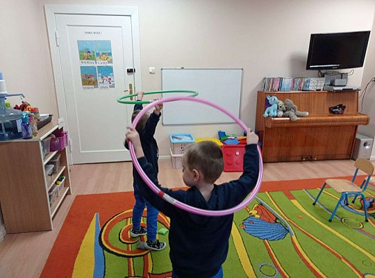 Dzieci uczestniczą w konkurencjach sportowych