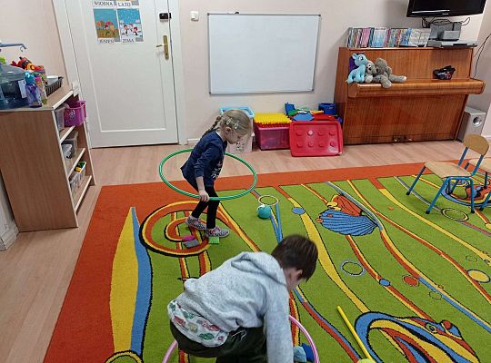 Dzieci uczestniczą w konkurencjach sportowych