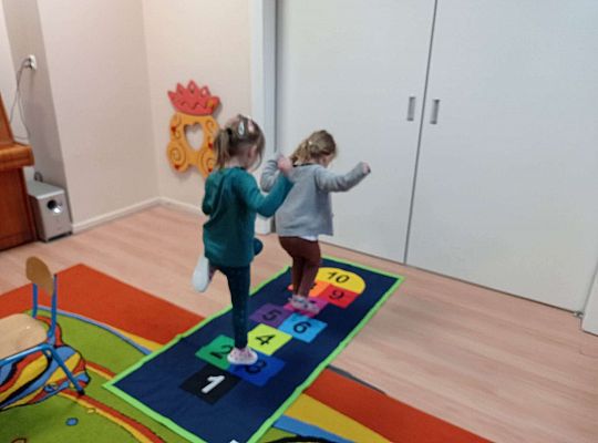 Dzieci uczestniczą w konkurencjach sportowych