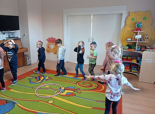 Dzieci ćwiczą z woreczkami