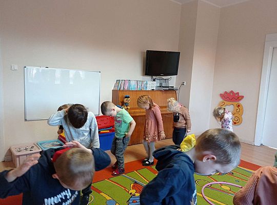 Dzieci ćwiczą z woreczkami