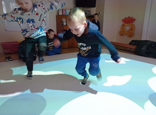 Dzieci zbijają balony naskakując na nie