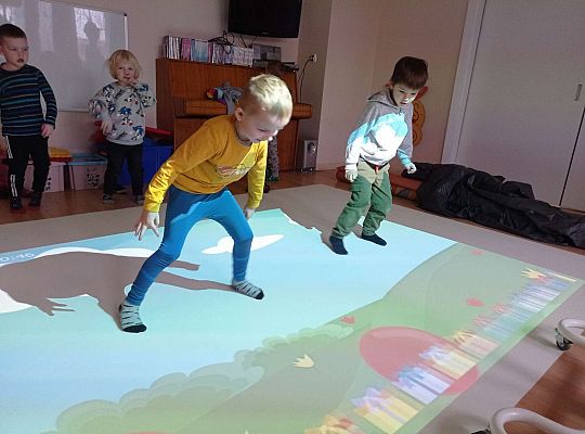 Dzieci uwalniają prezenty które odlatują z balonami