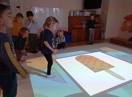 Dzieci grają w grę edukacyjną