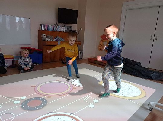 Dzieci grają na interaktywnej perkusji