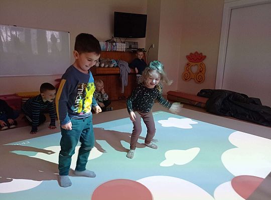 Dzieci zbijają balony naskakując na nie