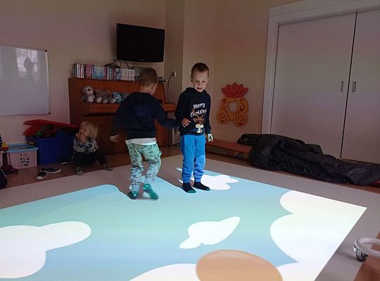 Dzieci uwalniają prezenty które odlatują z balonami