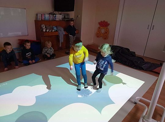 Dzieci uwalniają prezenty które odlatują z balonami