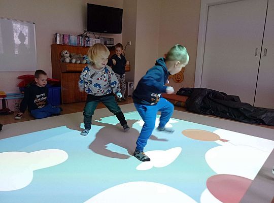 Dzieci uwalniają prezenty które odlatują z balonami