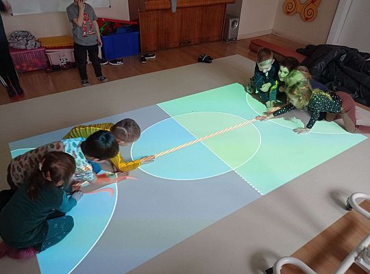 Dzieci przeciągają linę