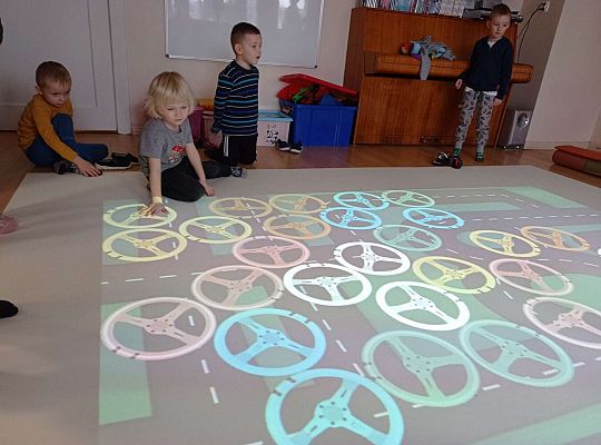 Dzieci grają w jazdę samochodem