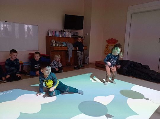 Dzieci zbijają balony naskakując na nie