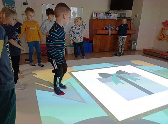 Dzieci grają w grę edukacyjną