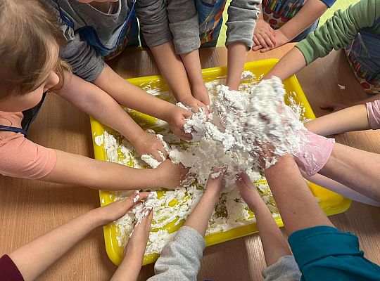 Dzieci ugniatają sztuczny śnieg