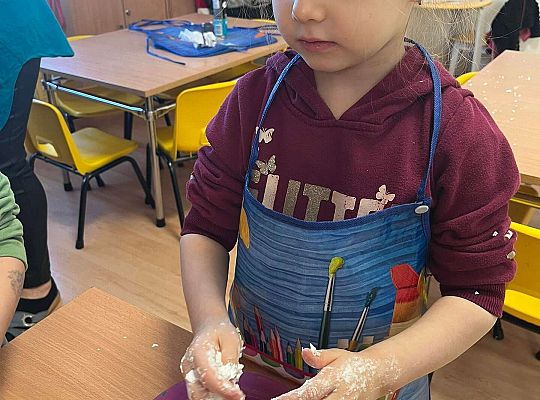 Dzieci ugniatają sztuczny śnieg