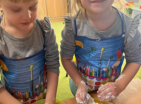 Dzieci ugniatają sztuczny śnieg