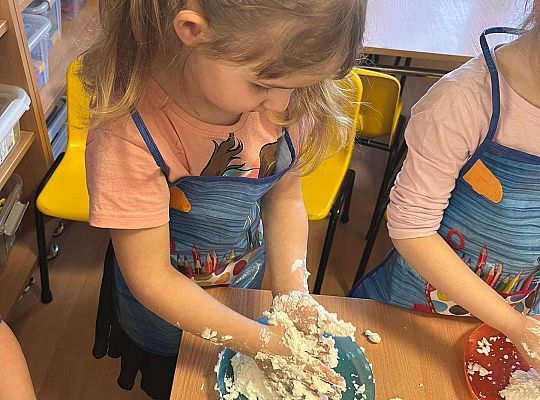 Dzieci ugniatają sztuczny śnieg