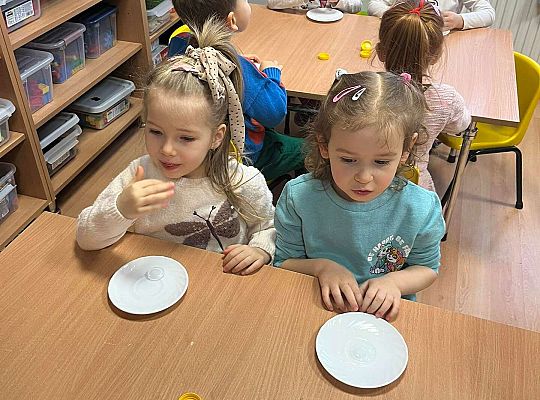 Dzieci eksperymentują z lodem