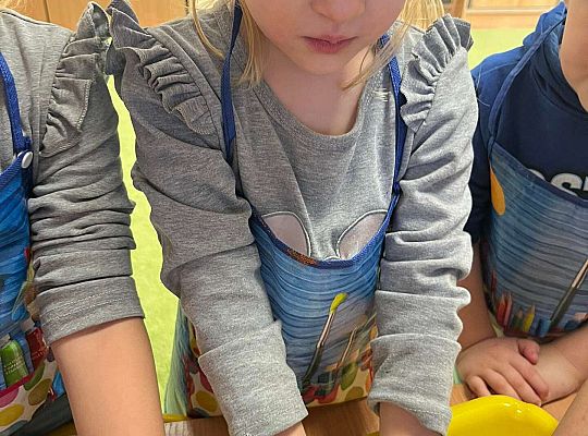 Dzieci ugniatają sztuczny śnieg