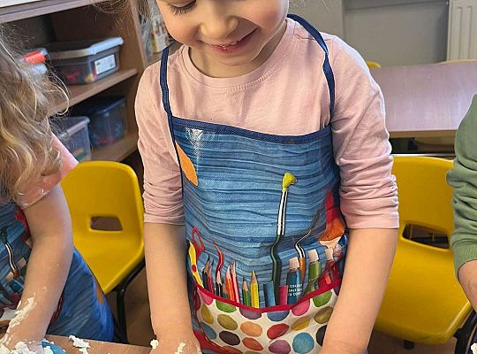 Dzieci ugniatają sztuczny śnieg