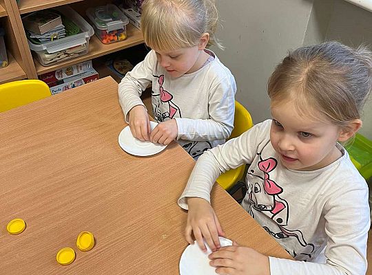 Dzieci eksperymentują z lodem