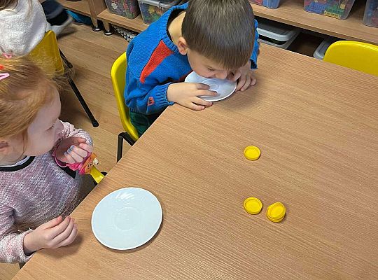 Dzieci eksperymentują z lodem