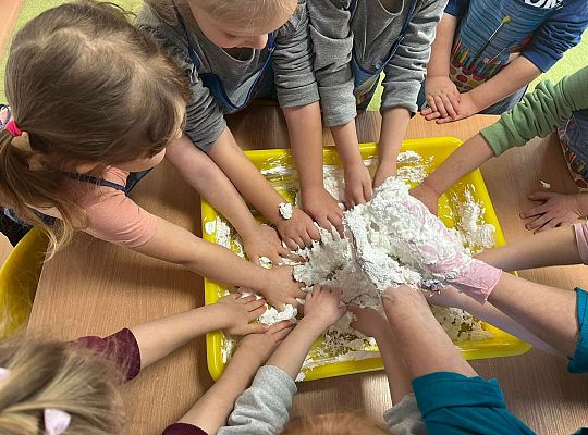 Dzieci ugniatają sztuczny śnieg