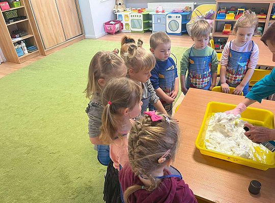 Dzieci eksperymentują z lodem