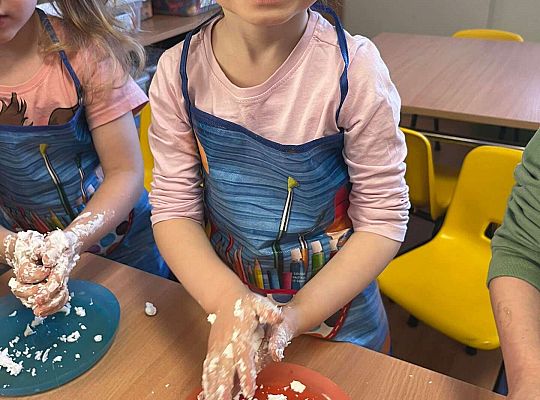 Dzieci ugniatają sztuczny śnieg