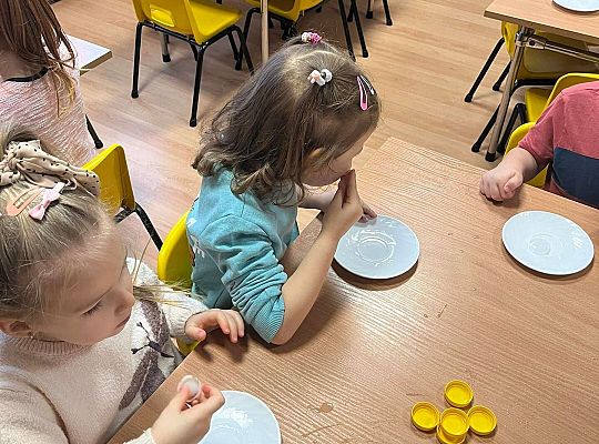 Dzieci eksperymentują z lodem